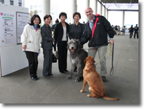 神戸市動物愛護協会の方々とネスレピュリナペットケア株式会社ハマー社長とジージー＆ハンナ