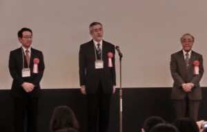 授賞式の様子：右から、水谷先生、酒井先生、桑名先生